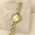 Goldfarbene Strass Damenuhr Kettenarmband Quarzwerk Detailansicht glitzernde Lünette - Gold
