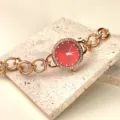 Elegante roségoldene Strass Damen Quarzarmbanduhr mit rotem Zifferblatt und Gliederarmband. - Rotes Zifferblatt / Roségold