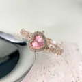 Damen Roségold Quarzuhr mit rosa Herz Strass Zifferblatt und Blumenarmband für eleganten Alltag. - Rosa