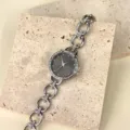 Detaillierte Ansicht der silbernen Damen Strass Quarz Uhr mit edlem Gliederarmband. - Schwarzes Zifferblatt / Silber