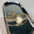 Goldfarbene herzförmige Strass-Quarzuhr mit elegantem verstellbarem Armband für Damen. - Gold