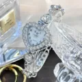 Wunderschöne herzförmige Strass Quarz Damenuhr mit funkelndem Zifferblatt und Legierungskette. - Silber