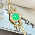 Gruenes Zifferblatt Quarz Damen Armbanduhr mit goldenem Trensen Armband und Straessteinen. - Grün