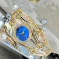 Goldene Damen Quarzbanduhr mit blauem Zifferblatt und elegantem Pferdegebiss Armband. - Blau