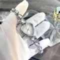 Gros plan détaillé sur le bracelet de montre à quartz scintillant en forme de cœur. - Argent