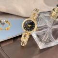 Elegante Damen Quarzarmbanduhr mit funkelnden Strasssteinen und schwarzem Zifferblatt. - Gold Schwarz