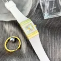 Elegante quadratische Quarzuhr mit weißem Silikonarmband und Goldgehäuse im Retrostil. - Weiß
