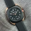 Quarzuhr Detail mit schwarzem strukturiertem Silikonarmband und Roségold Metallgehäuse. - Schwarz