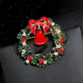 Weihnachtskranz Brosche mit roter Schleife Glocke und glitzernden Strasssteinen fuer Festtage. - Weihnachtskranz Windspiel Stil (YNCP1353)