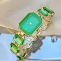 Elegante Damen-Vierkant-Armbanduhr in Grün mit funkelnden Schmuckstein-Gliedern und Gold. - Sattes Grün