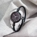 Elegante minimalistische schwarze Quarz Armreif Uhr für Damen mit modernem Design. - Druck Schwarz