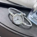 Silberne Armbanduhr mit Kabeldesign für Damen, minimalistische Quarz-Armbanduhr. - Silber Arabische Ziffern