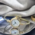Elegante goldene Kabel-Armbanduhr mit Quarzwerk und klassischem runden Zifferblatt. - Gold Arabisch