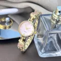 Elegante Damen Quarzuhr mit rosafarbenem Zifferblatt und goldfarbenem Schmetterlingsarmband. - Rosa