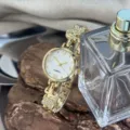 Damen Quarzuhr in Gold mit Schmetterling Armband, elegante Luxusuhr für Damen Alltag. - Weiß