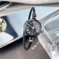 Schwarze Armbanduhr für Damen, stilvolle Quarzuhr mit gedrehtem Armband und römischen Ziffern. - Schwarz Römische Ziffern