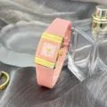 Minimalistische rechteckige Quarzuhr mit rosa Silikonarmband und schickem Retrodesign. - Rosa