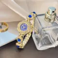 Goldene Damenuhr Quarz mit blauen Steinen Luxus Sonnenblumen Armbanduhr Detailansicht. - Blau