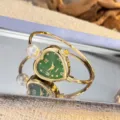 Elegante herzförmige grüne Zifferblatt Quarzuhr Armreif mit Perlenenden für Damen Mode. - Herz Grünes Zifferblatt / Gold