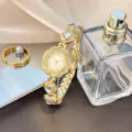 Elegante goldene Damen-Quarzuhr mit Strass-Sonnenblumen-Zifferblatt und schickem Armband. - Weiß