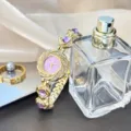 Luxus goldene Damen Quarzuhr mit violetten Strasssteinen und Sonnenblumen Armband. - Hellviolett
