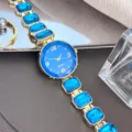 Elegante dames quartz horloge met blauwe kristallen ketting en sprankelende strass. - Hemelsblauw