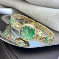 Elegante Damen Quarzarmbanduhr mit grünem Zifferblatt, goldenem Gliederarmband und Strass. - Grün