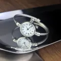 Silberne Armreif Quarzuhr fuer Damen, elegantes minimalistisches retro offenes Armbanduhren. - Silber Römische Ziffern