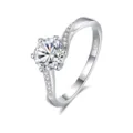 Atemberaubender 1 Karat Moissanit Ring aus S925 Silber mit verziertem gedrehten Band Hauptansicht - Größe 5 / Moissanit-Stil / Weißgold