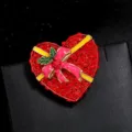 Rote Kristall Herz Geschenkbox Brosche, stilvoller Strass Legierung Mode Schmuck Variant. - Herz Geschenkkarton Stil (YNCP2436)