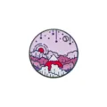 Nahaufnahme des runden Legierungs-Emaille-Pins mit niedlichem Fuji-Berg und Sternenhimmel-Design. - Fujiyama Sternenhimmel Runder Stil (CZ2348)