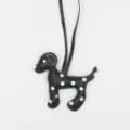 Schwarzer PU Leder Dalmatiner Hund Taschenanhaenger und Schluesselanhaenger im Punktmuster. - Schwarzer Lederband-Stil