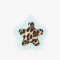 Detailopname van PU lederen luipaard print bloem sleutelhanger met blauwe stiksels. - Lichtblauw