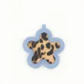 Detailaufnahme des blauen PU-Leder-Sonnenblumen-Schlüsselanhängers mit Leopardenmuster. - Blau