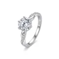 Gros plan détaillé de la bague en argent sterling torsadé pavé avec pierre brillante. - Moissanite (Couleur D) / Taille 5