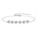Bracelet en argent 925 avec six pierres moissanite scintillantes, détail de chaîne fine. - Style Moissanite (FDSL-048) / Or blanc