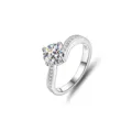 925er Silber Moissanit Ring mit einem Karat Stein und funkelnden kleinen Seitenkristallen. - Größe 5 / Pavé-Sechskrallen-Stil (FDJZ-022)