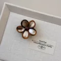Chique bloem haarclip met schildpad- en metallic afwerking voor elegante halve kapsels. - Klein-Champagne Bloem