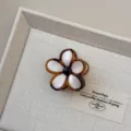 Modieuze bloem haarspeld klem, hars schildpad en wit bloemenontwerp voor dames en meisjes. - Klein-Witte Bloem