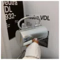 Silberne Acryl Zylinder Abendtasche Handtasche mit Löwenkopf Griff und Kettengurt für Damen - Silber