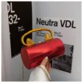 Rote Acryl Zylinder Handtasche mit goldenem Löwengriff und schicker Metallkette für Damen. - Rot