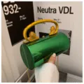Grüne acryl zylindrische abendtasche mit goldenem löwenkopf griff und schicker kette. - Grün