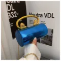 Blaue Acryl Zylinder Umhängetasche mit goldenem Löwenkopf Griff und Kette schicke Abendtasche. - Blau