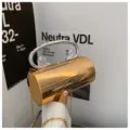 Goldene zylindrische Abend Clutch Tasche mit metallenem Löwen Griff und Kette für Damen. - Champagner