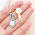 Ciondolo a forma di racchetta tennis smalto oro accessori per gioielli artigianali. - Racchetta da Badminton (24856) / 1 Pezzo (30x12mm) / bianco-blu