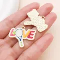 Ciondolo smaltato LOVE racchetta da tennis per bellissimi accessori di gioielli DIY. - Racchetta da Tennis LOVE(27896) / 1 Pezzo/Confezione (24x29mm) / Bianco