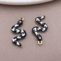 Vergoldeter Edelstahlschmuck beidseitig schwarz weiße Emaille Schlangenform Anhänger Charms. - Schwarz