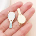 Goldener Tennisschlaeger Anhaenger Emailliert DIY Schmuck Zubehoer Sport Stil fuer Damen - 1 Stück (31x13mm)