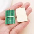 Gruener Tennisplatz und goldene Metallanhaenger, niedliche DIY Schmuck Pendant Accessoires. - 1 Stück (35x21mm)