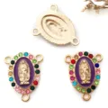 Dettagli in primo piano di ciondoli connettori Vergine Maria con strass colorati. - Oro KC 3 Fori Strass Colorati Viola (15288) / 1 Pezzo (16x20mm)